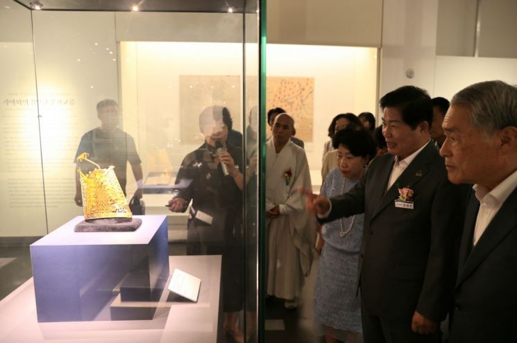 지난 9일 특별전 참석자들이 고흥 포두면 안동고분에서 출토된 금동관모의 재현품을 관람하고 있다. 고흥군 제공