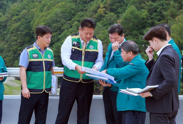 이상호 태백시장이 지난 9일 광동댐 및 천포교 일원에서 가뭄 대비 현장 재난안전 대책회의를 개최하고 있다. 태백시 제공
