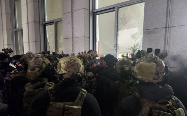 국회 본청 진입하는 계엄군.  아시아경제DB.