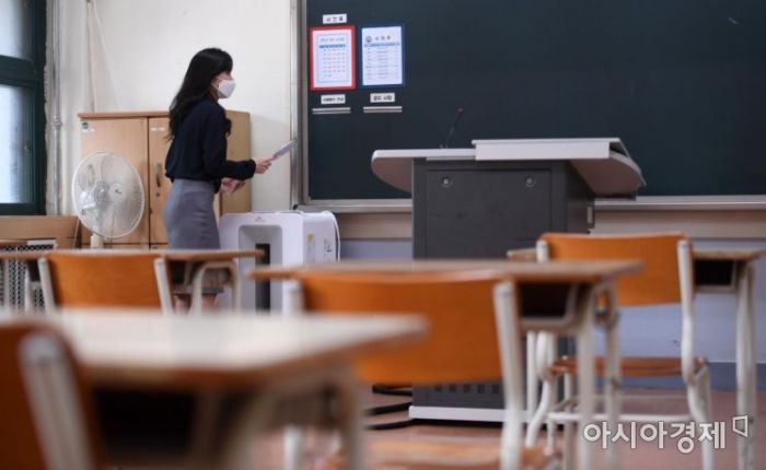 교실에서 선생님이 학생들의 수업을 준비하고 있다. 사진은 기사 중 무관. 김현민 기자 kimhyun81@