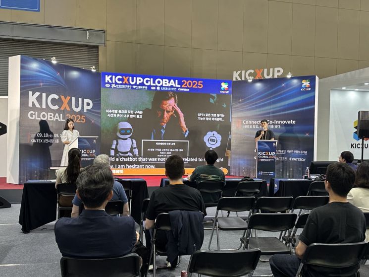 10일 경기 고양시 킨텍스에서 열린 '산업단지 글로벌 오픈이노베이션'에서 한 스타트업 대표가 IR 발표를 하고 있다. 이성민 기자