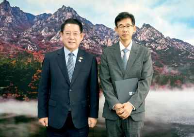 김영록 전라남도지사가 10일 도청 접견실에서 박중환 남도의병역사박물관 개관준비단장에게 임용장을 수여하고 기념촬영을 하고 있다. 전남도 제공