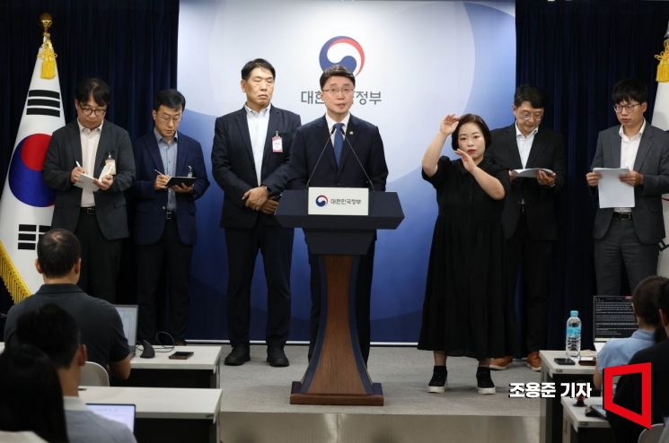 류제명 과학기술정보통신부 제2차관이 10일 서울 종로구 정부서울청사에서 KT 무단 소액결제 침해사고 관련 브리핑 중 배석한 KT관계자들이 메모를 하고 있다. 2025.9.10 조용준 기자
