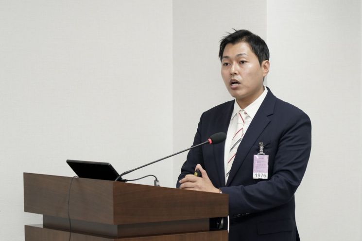 신동훈 한국자동차모빌리티안전학회 부회장(국립한국해양대 교수)이 10일 국회 세미나에서 자율주행 인증체계를 중심으로 발제하고 있다. 한국자동차기자협회 제공