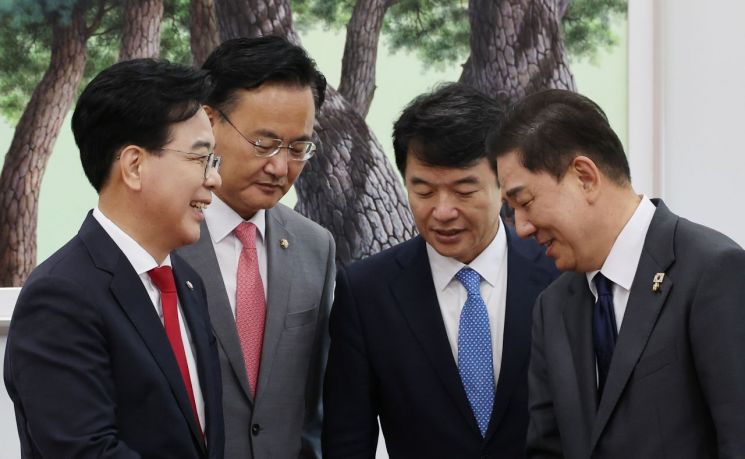 더불어민주당 김병기 원내대표, 국민의힘 송언석 원내대표가 10일 서울 여의도 국회에서 회동을 갖고 있다. 연합뉴스