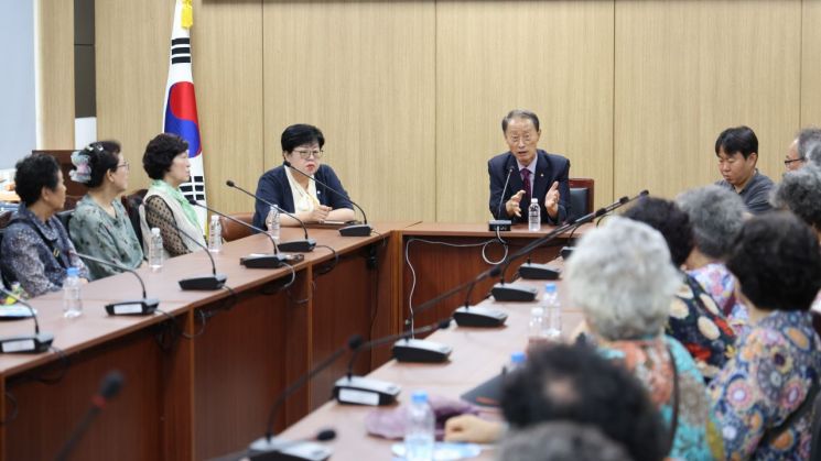 손태화 경남 창원시의회 의장이 박승엽·김미나 시의원과 함께 봉암연립주택 주민들을 만나 대책을 논의하고 있다. 창원특례시의회 제공