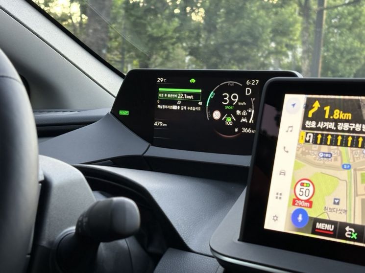 '2026년형 프리우스 HEV AWD XLE'은 도심에서도 20㎞/ℓ 넘는 연비를 누릴 수 있었다. 전영주 기자