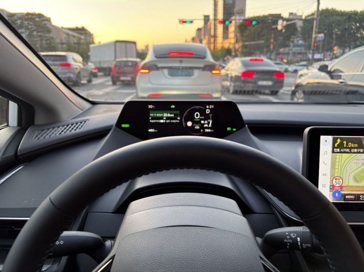 모터사이클 계기판과 비슷한 작은 디지털 계기판. 헤드업 디스플레이(HUD) 자리에 있어서 시선이 자연스럽게 전방을 향한다. 전영주 기자