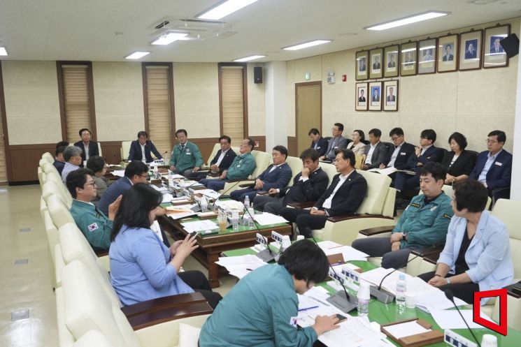 경북 안동시의회 2025년제4차 의원전체간담회 열고 있다..