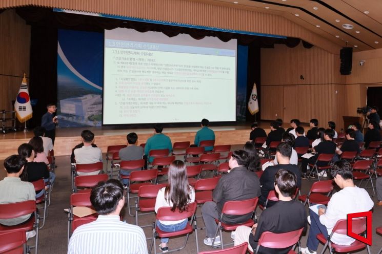 경북 예천군이 건설공사 발주처 대상 안전역량 강화교육진행 하고 있다.