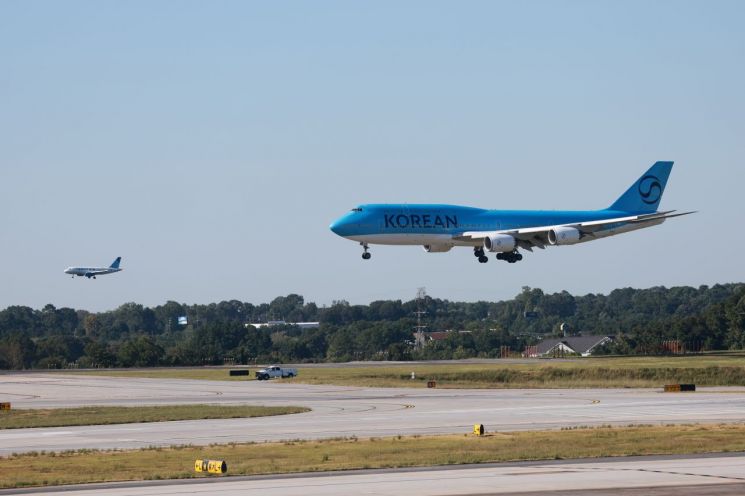 Charter flight returning detained Korean in the U.S. arriving at Atlanta Airport. Photo by Yonhap News