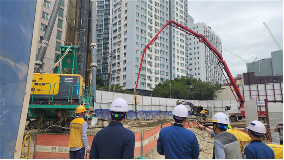 고용노동부 부산지방고용노동청과 안전보건공단 부산광역본부는 폭염에 따른 온열질환 예방과 건설기계 충돌사고에 대비해 부산시 진구 소재 고위험 건설현장을 방문해 현장점검하고 있다.