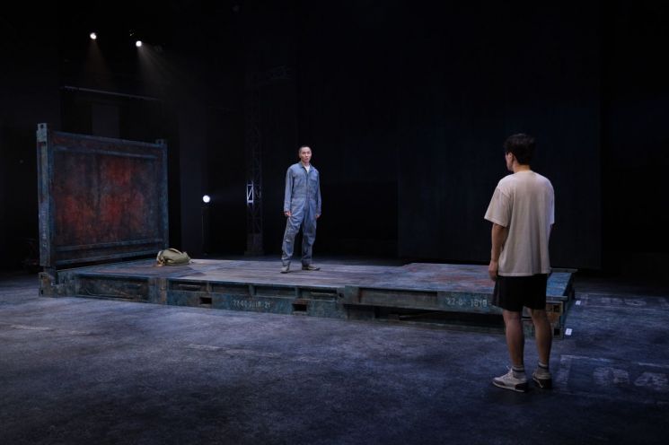 연극 '엔드 월(End Wall)-저 벽 너머에는 뭐가 있을까?' 공연 장면  [사진 제공= 서울문화재단, (c)대학로극장 쿼드·이강물]