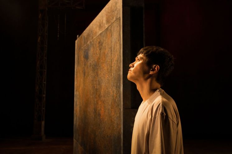 연극 '엔드 월(End Wall)-저 벽 너머에는 뭐가 있을까?' 공연 장면  [사진 제공= 서울문화재단, (c)대학로극장 쿼드·이강물]