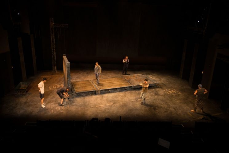 연극 '엔드 월(End Wall)-저 벽 너머에는 뭐가 있을까?' 공연 장면  [사진 제공= 서울문화재단, (c)대학로극장 쿼드·이강물]