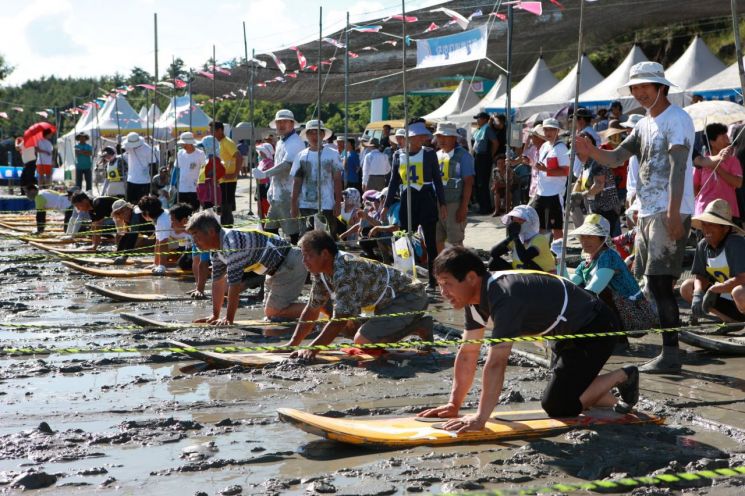 오는 20일 벌교읍 장양어촌체험마을 일원에서 '2025 보성벌교 갯뻘축제'를 개최한다. 사진은 지난해 2024 뻘배대회에서  참가자들이 출발 신호를 기다리고 있다. 보성군 제공
