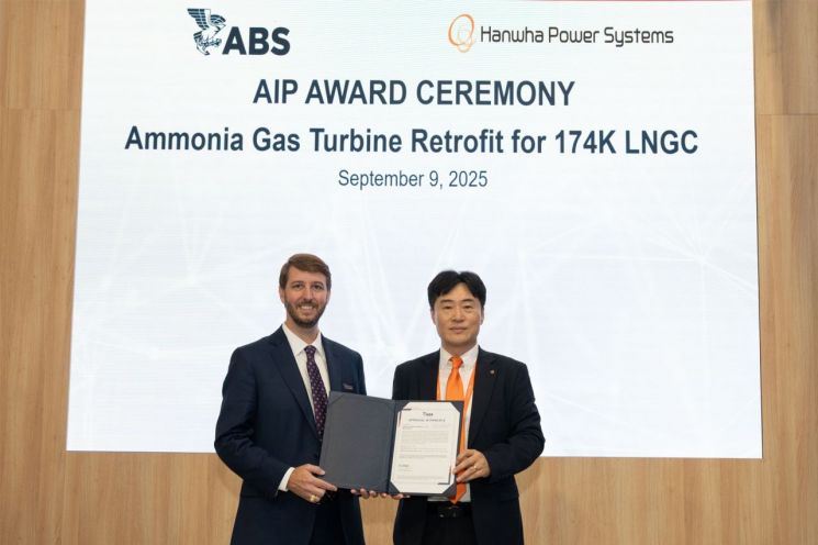 조슈아 디빈 ABS 글로벌해양사업개발 부사장(왼쪽)과 김형석 한화파워시스템 선박솔루션사업부장이 이탈리아 밀라노 가스텍 2025 현장에서 만나 기념 사진을 촬영하고 있다. 한화파워시스템