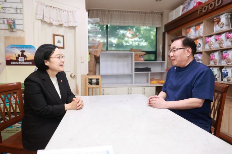 한성숙 중소벤처기업부 장관이 지난달 29일 인천 연수구 선학동 음식특화거리 골목형 상점가를 방문해 상인과 대화하고 있다. 중기부