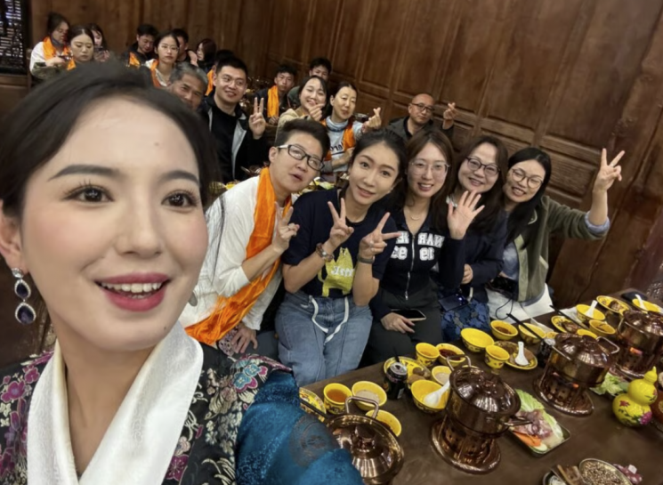 중국의 한 식당에서 일하는 무용수가 배우 송혜교와 닮은 외모로 주목받고 있다. SCMP