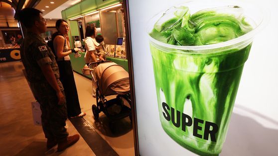 A matcha beverage information sign is placed at a matcha specialty store in Yongsan-gu, Seoul. Photo by Yonhap News