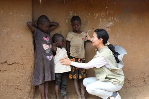 지난 6월, 국제구조위원회 홍보대사 배우 오민애가 케냐 카쿠마 난민캠프를 방문해 위기 속 엄마와 아이들에게 희망의 메시지를 전했다. 국제구조위원회
