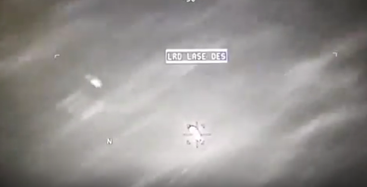 지난해 10월 예멘 해안에서 미국 MQ-9 드론이 헬파이어 미사일로 추정되는 무기(왼쪽 물체)가 미확인비행물체를 공격하는 모습. 에릭 버리슨 미국 공화당 의원 SNS