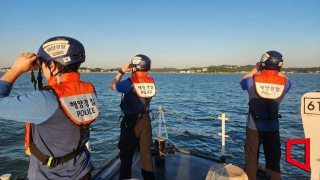 11일 인천 옹진군 영흥면 꽃섬 인근 갯벌에서 고립된 70대 남성을 구조하던 해양경찰관이 실종돼 해경이 수색작업을 하고 있다. 인천해양경찰서