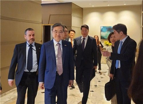 미국 이민 당국에 체포·구금된 한국인 300여명의 조속한 석방 및 귀국을 위해 방미 중인 조현 외교부 장관이 10일(현지시간) 카운터파트인 마코 루비오 미 국무장관을 만나기 위해 워싱턴DC의 숙소를 나서고 있다. 2025.9.10 연합뉴스