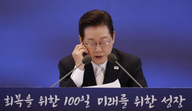 이재명 대통령이 11일 청와대 영빈관에서 열린 취임 100일 기자회견 '회복을 위한 100일, 미래를 위한 성장'에서 발언하고 있다. 연합뉴스