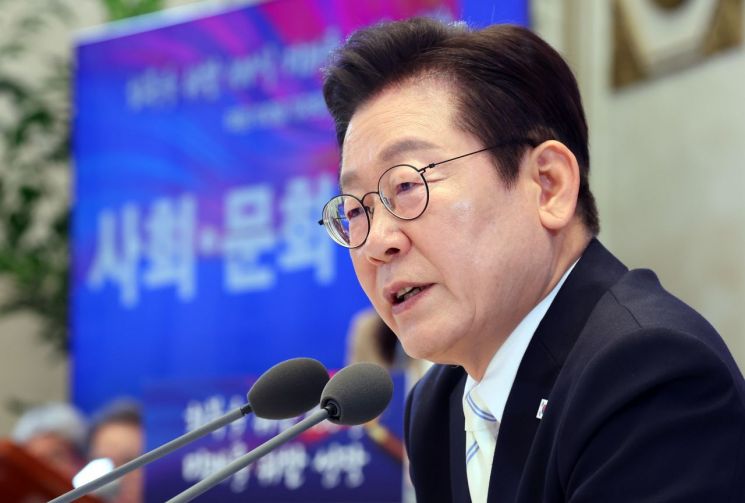 이재명 대통령이 11일 청와대 영빈관에서 열린 취임 100일 기자회견 '회복을 위한 100일, 미래를 위한 성장'에서 발언하고 있다. 연합뉴스