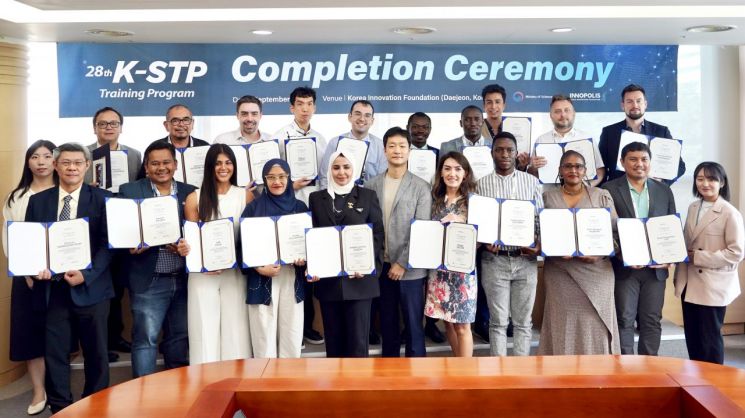 Overseas science and technology policy officials and Special Zone Foundation personnel who participated in the 28th K-STP program are taking a commemorative photo after the completion ceremony. Provided by the Research and Development Special Zone Promotion Foundation