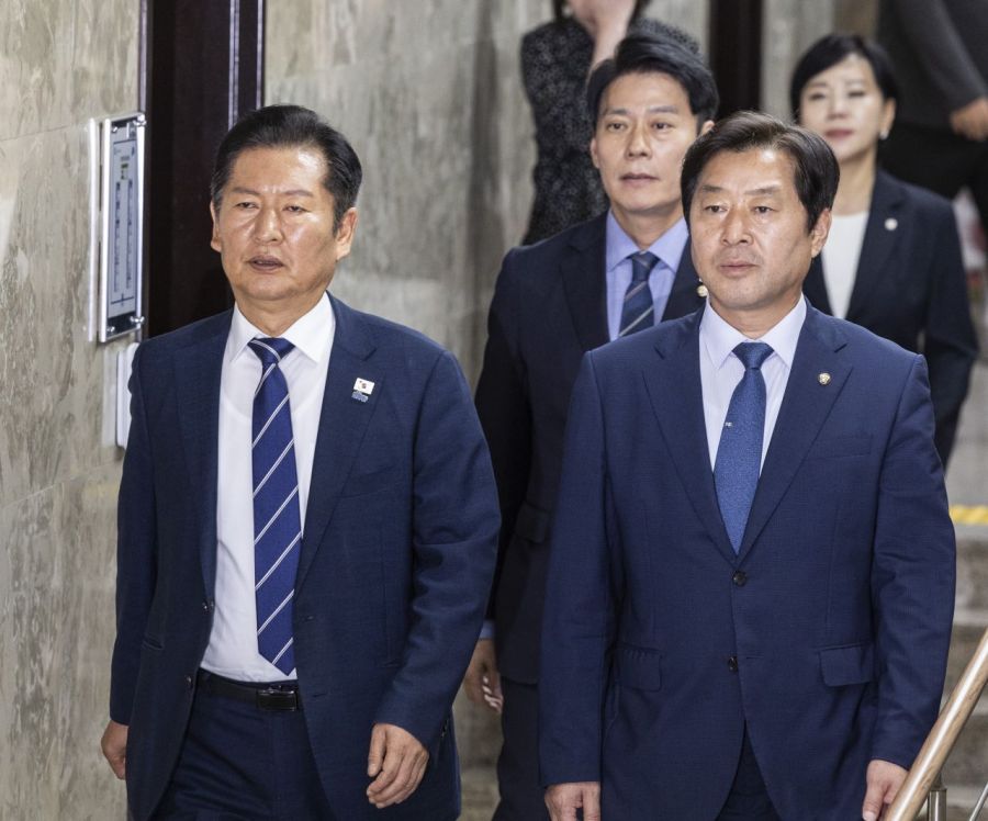 더불어민주당 정청래 대표가 11일 국회에서 본회의를 앞두고 열린 비공개 의원총회에 입장하고 있다. 2025.9.11 연합뉴스