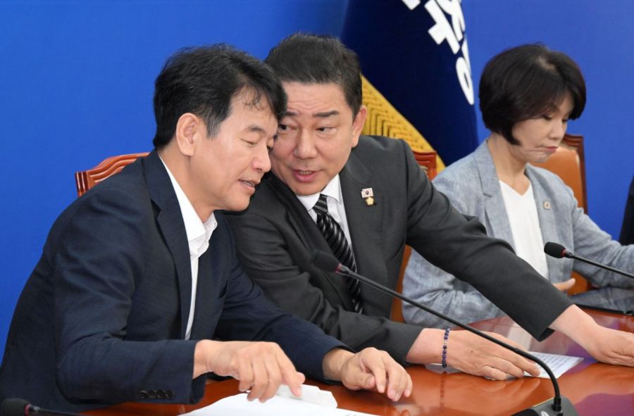 김병기 더불어민주당 원내대표가 11일 국회에서 열린 정책조정회의에서 문진석 원내운영수석부대표와 대화하고 있다. 2025.9.11 김현민 기자
