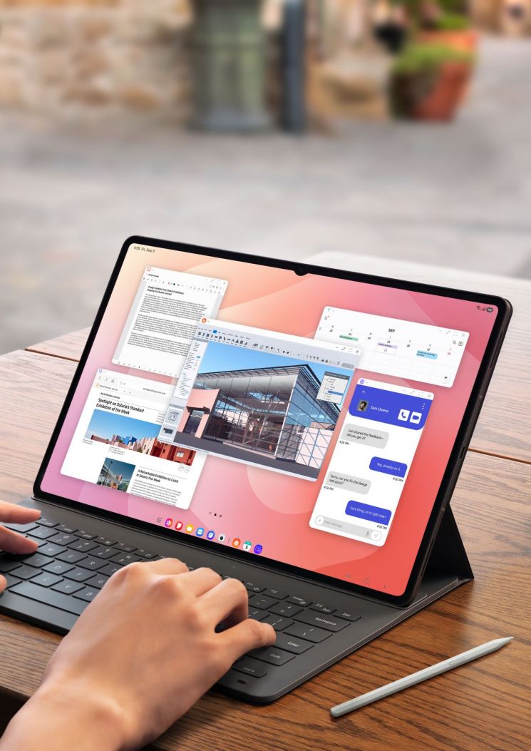 삼성 덱스(Samsung DeX) 기능을 활용한 '갤럭시 탭 S11 울트라' 사용 장면. 삼성전자
