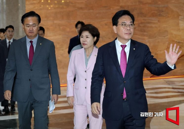 송언석 국민의힘 원내대표(사진 오른쪽)가 11일 국회에서 열린 의원총회에 참석하고 있다. 김현민 기자