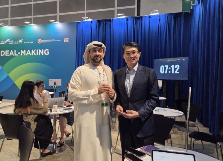 Hesham Ibrahim Kazim, Sales Director of Jafza, and Jae-Hyung Lee, Head of Investment Division at Busanjinhae Free Economic Zone Authority, stood in front of the camera.
