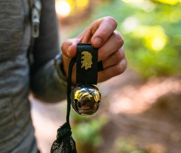 일본서는 곰과의 접촉을 줄이기 위해 다양한 예방 장비를 활용하고 있다. 대표적으로 '곰 방울'은 이동 시 지속해서 소리를 내 곰이 사람의 존재를 미리 인지하게 하는 도구다. 아시아경제DB
