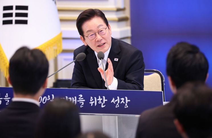 이재명 대통령이 11일 청와대 영빈관에서 열린 취임 100일 기자회견 '회복을 위한 100일, 미래를 위한 성장'에서 발언하고 있다. 연합뉴스