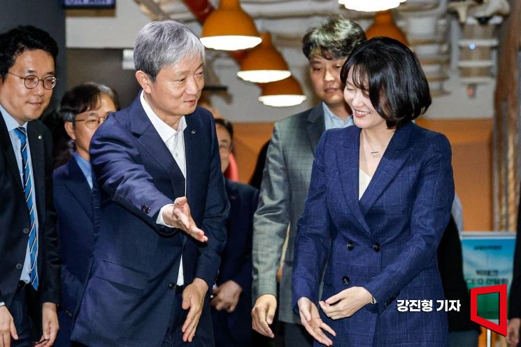 [Photo] Lee Chanjin, Governor of the Financial Supervisory Service, and Choi Sooyoun, Naver CEO, Attend Big Tech CEO Meeting