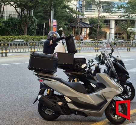 이마트 구로점에서 고객이 주문한 퀵커머스 상품을 라이더가 배송지로 옮기고 있다. SSG닷컴 제공