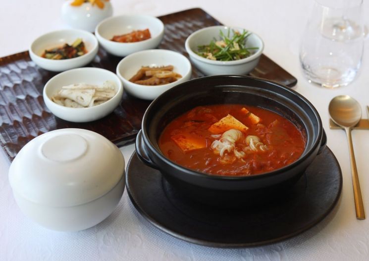Lotte Hotel to Export "Kimchi Stew" Overseas... Luxury Hotels Begin the 'Kimchi War'