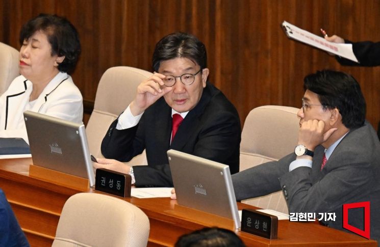 불법 정치자금 수수 혐의를 받는 국민의힘 권성동 의원이 11일 국회 본회의에서 자신의 체포동의안 표결을 앞두고  참석해 있다. 2025.9.11 김현민 기자