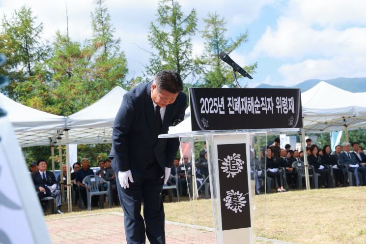 이상호 태백시장이 11일 오전 10시 위령각에서 진폐재해순직자 위령제를 거행하고 있다. 태백시 제공