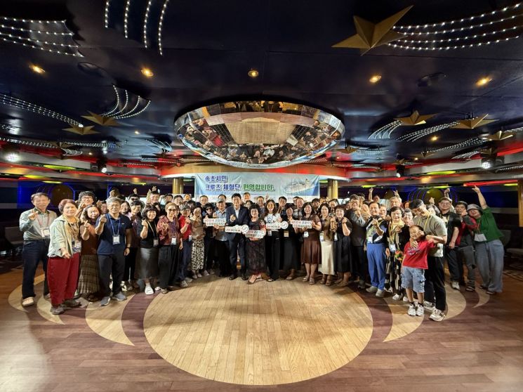 속초시가 11일 코스트세레나호의 루나 라운지에서 속초시민 크루즈 체험단 간담회를 개최한 후 기념촬영을 하고 있다. 속초시 제공