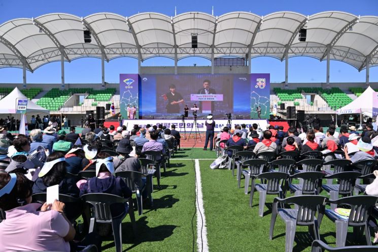전진선 양평군수가 11일 물맑은양평종합운동장에서 '제52회 양평군민의 날 기념행사'를 개최하고 있다. 양평군 제공