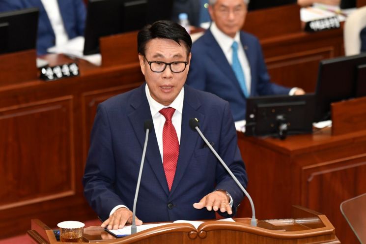 주봉한 경남도의원이 제426회 임시회 제3차 본회의에서 비음산 터널 조기 착공에 대한 도정질문을 하고 있다. 경남도의회 제공
