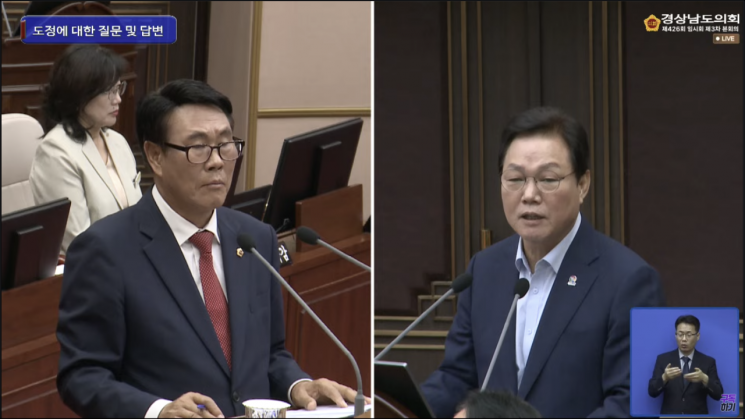 박완수 경남도지사(오른쪽)가 제426회 임시회 제3차 본회의에서 비음산 터널 개통에 관한 도정질문에 답하고 있다. 경남도의회 공식 유튜브 갈무리