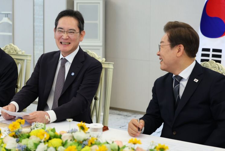 이재명 대통령이 지난 6월 13일 서울 용산 대통령실에서 열린 6경제단체·기업인 간담회에서 이재용 삼성전자 회장의 발언을 듣던 중 함께 미소짓고 있다. 대통령실통신사진기자단. 연합뉴스