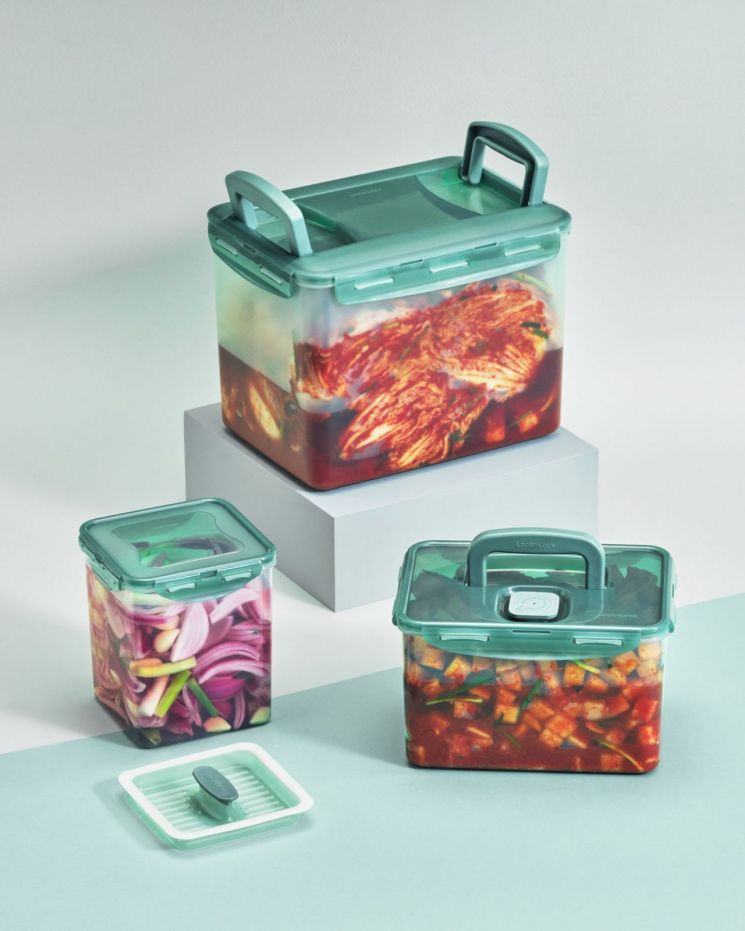 Lock&Lock has launched a new kimchi container applying the 'Mediguard' material, reducing color and odor contamination by 40%. Lock&Lock