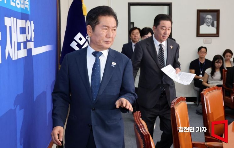 [포토] 최고위원회의 참석하는 정청래-김병기